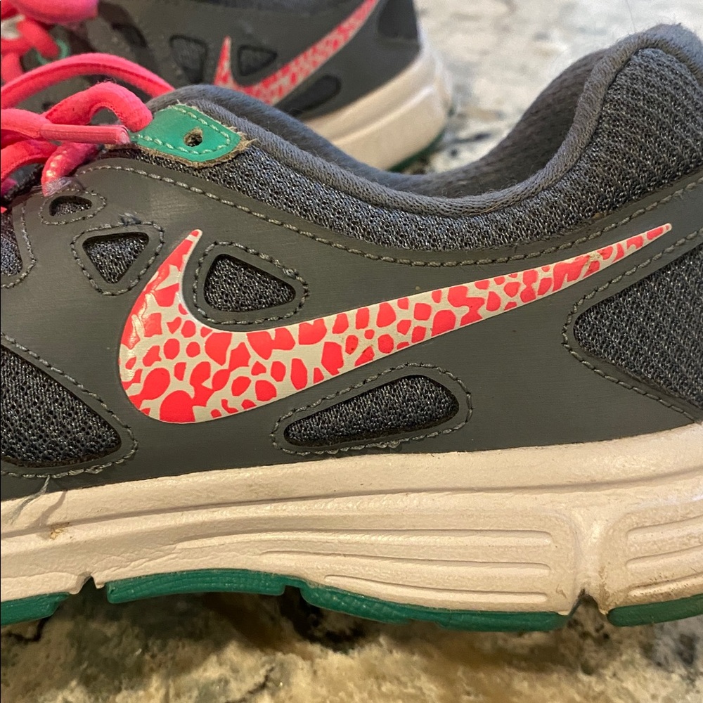 NIKE. Tennis shoes. - Picture 3 of 7